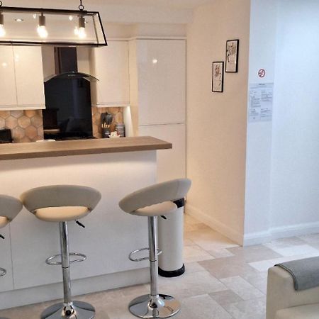 New 3 Bedrooms Flat In Ashford Near Heathrow ภายนอก รูปภาพ