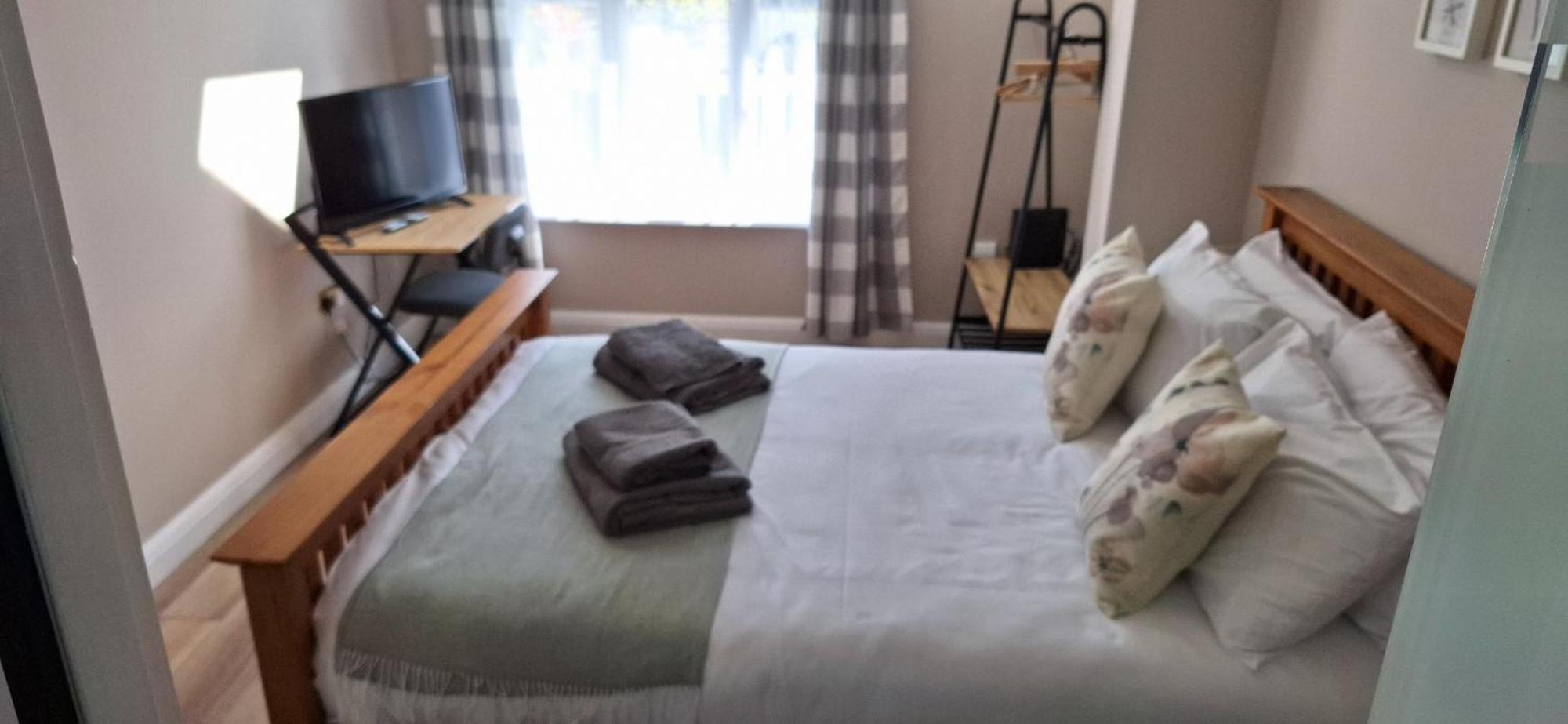 New 3 Bedrooms Flat In Ashford Near Heathrow ภายนอก รูปภาพ